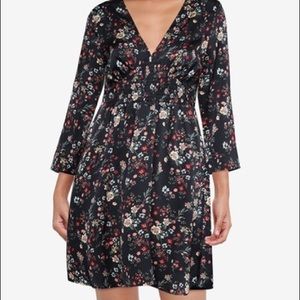 Very Moda satin V neck floral dress